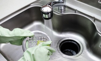 キッチンの排水口がつまった時、流れが悪い時の原因別解消方法と自分でできる直し方