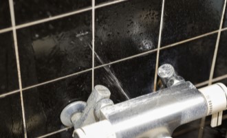 水漏れ修理の費用相場は？　依頼時の注意点や安く抑えるコツについても解説