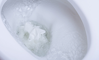 トイレのつまり? 少しずつだけど水が流れる場合の原因と対処法